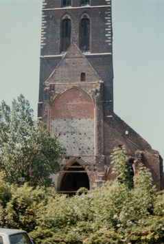 preview Wismar: St. Marien, Turm mit Resten des Langhausansatzes. beschädigtes Langhaus 1960 gesprengt (Foto 1990)